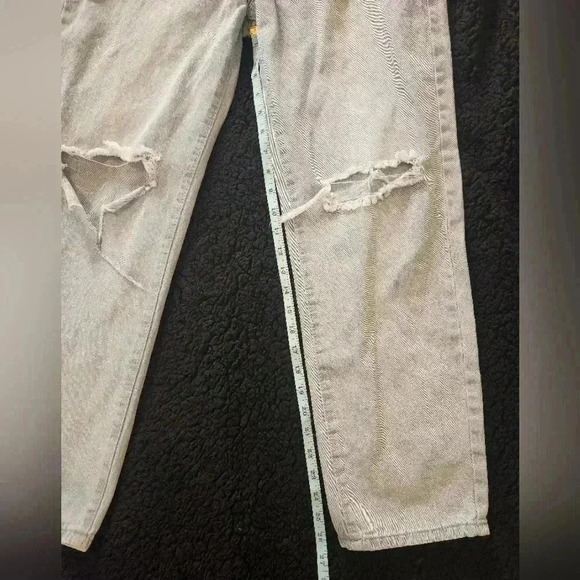 SHEIN Distressed Light Wash Jeans - Picture 4 of 6